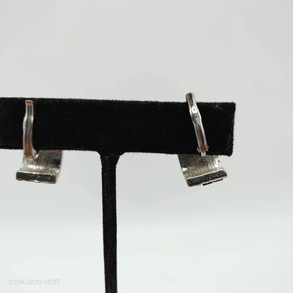 1/2" Silver Tone Hook Earrings Unsigned Beveled Pyramid Center Accent Pieces - Picture 5 of 10